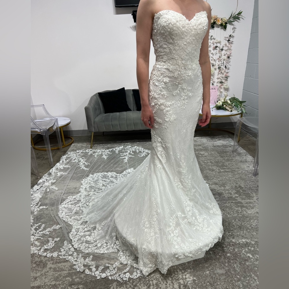 BRAND NEW NEVER WORN fitted lace & beaded wedding dress